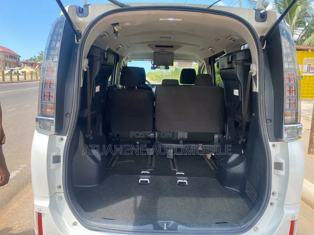 Toyota Voxy V 4WD 8-Seater 2015 White