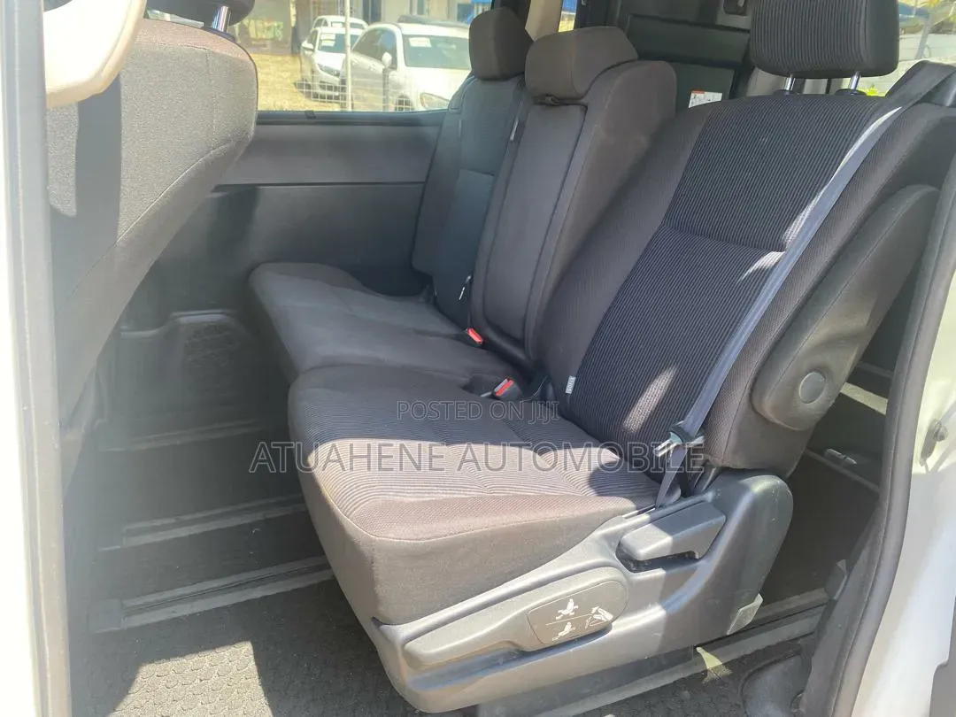Toyota Voxy V 4WD 8-Seater 2015 White