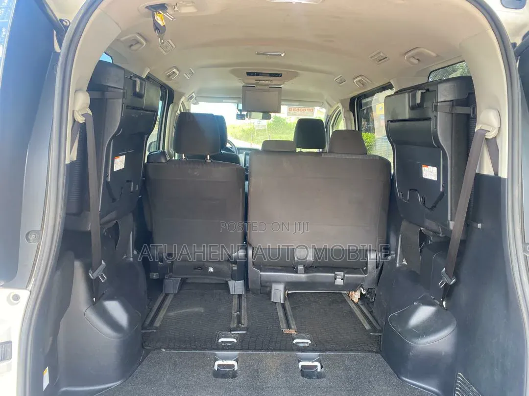Toyota Voxy V 4WD 8-Seater 2015 White