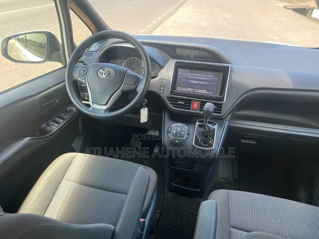 Toyota Voxy V 4WD 8-Seater 2015 White