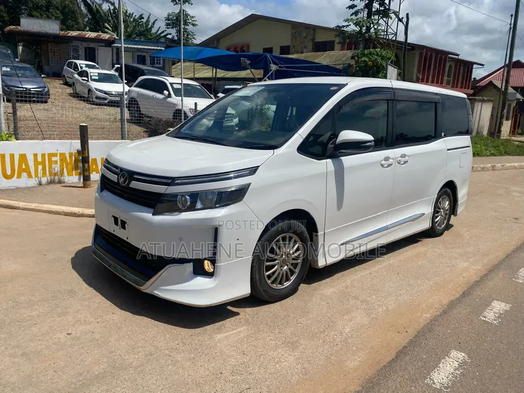 Toyota Voxy V 4WD 8-Seater 2015 White