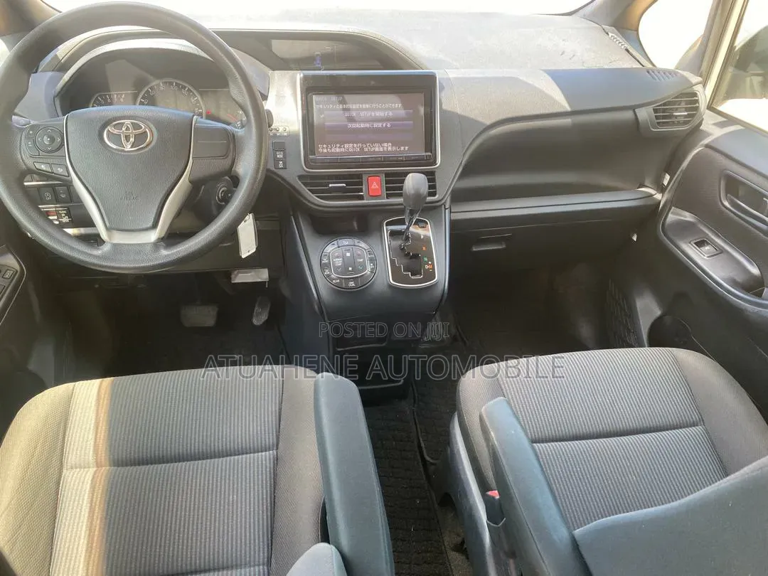 Toyota Voxy V 4WD 8-Seater 2015 White