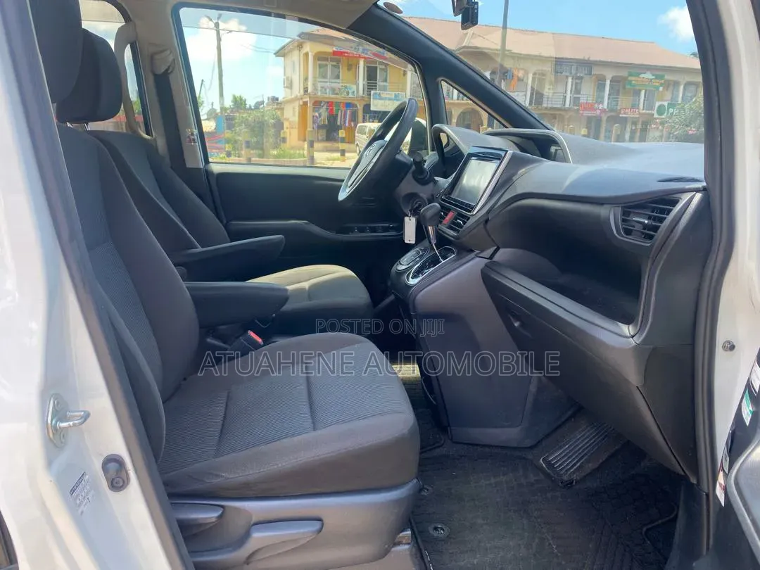 Toyota Voxy V 4WD 8-Seater 2015 White