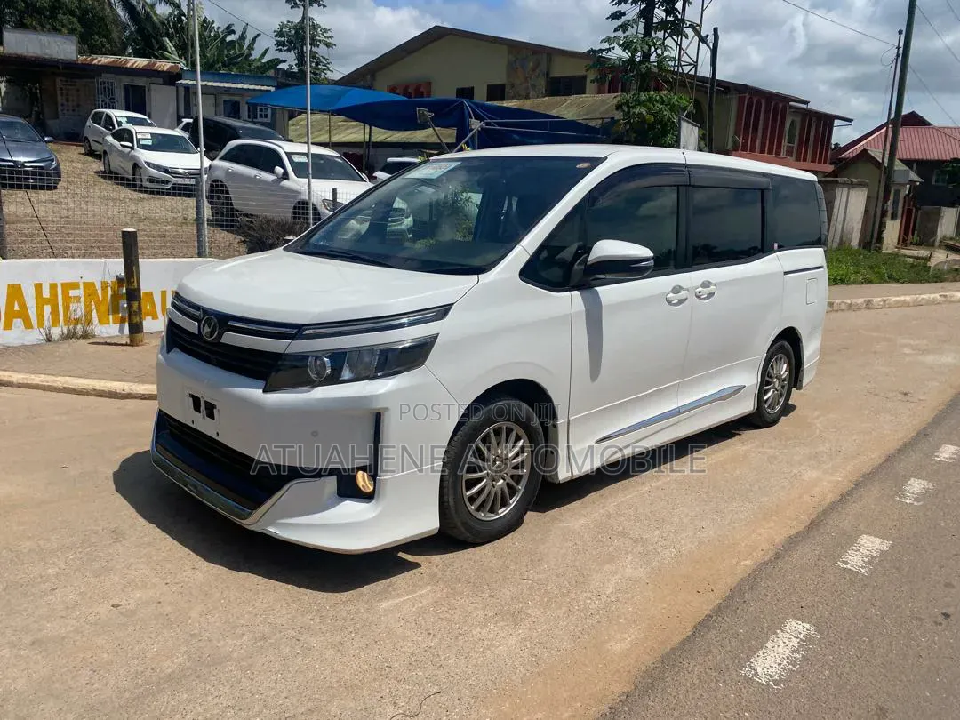 Toyota Voxy V 4WD 8-Seater 2015 White
