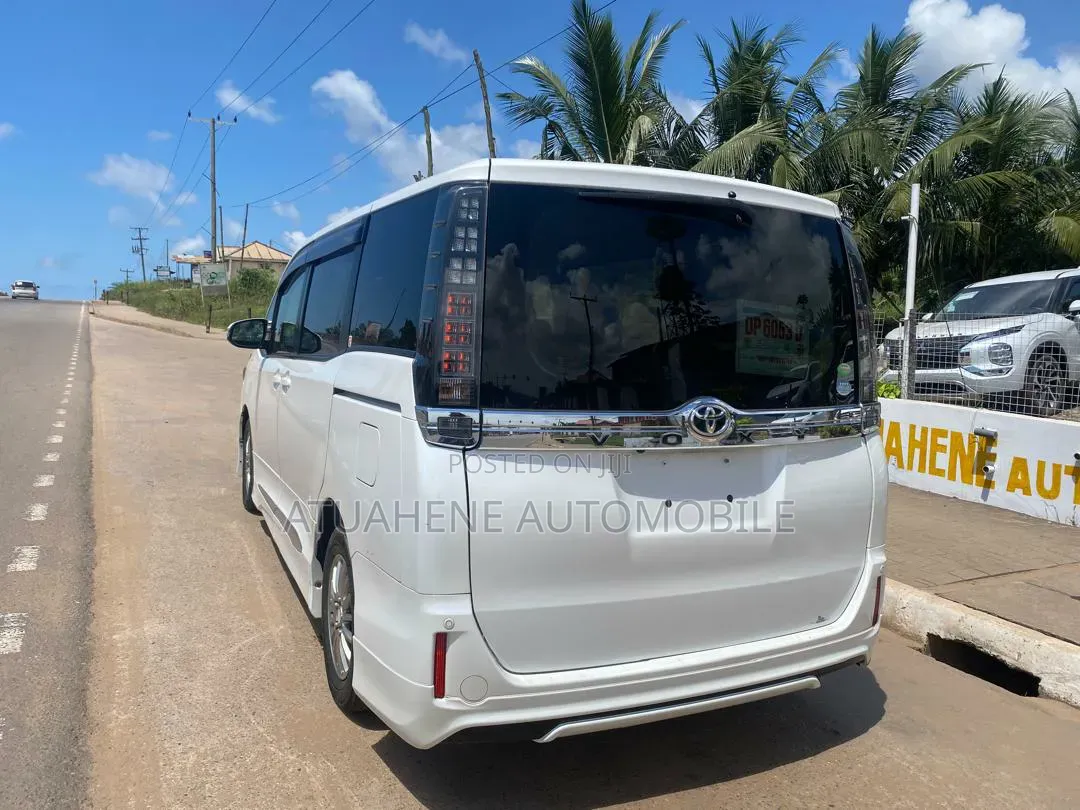 Toyota Voxy V 4WD 8-Seater 2015 White