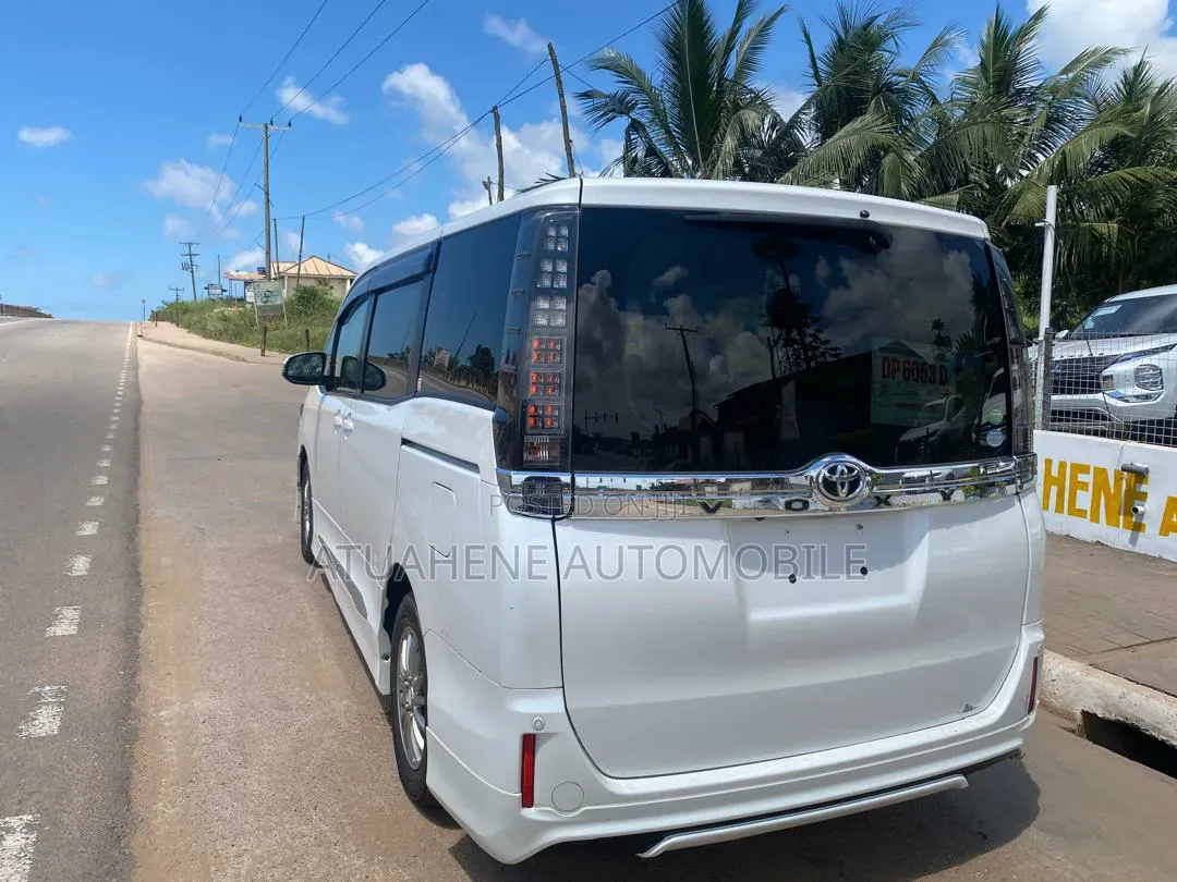 Toyota Voxy V 4WD 8-Seater 2015 White