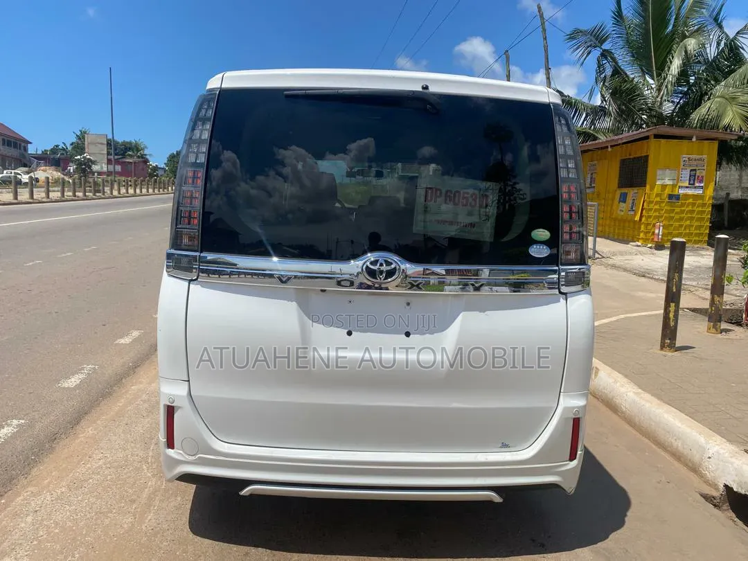 Toyota Voxy V 4WD 8-Seater 2015 White