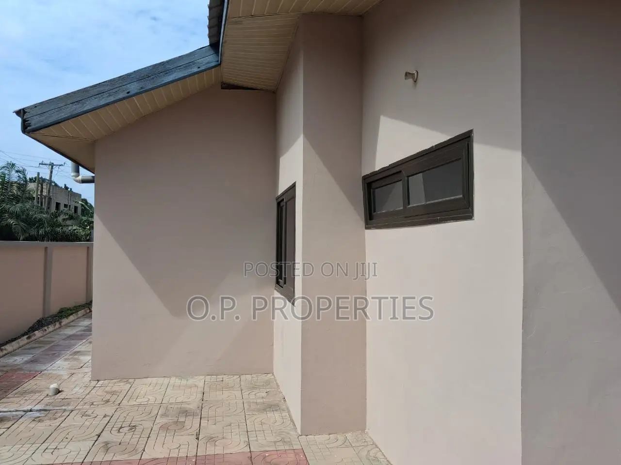 4bdrm House in Kwabenya Hills, Accra Metropolitan for sale