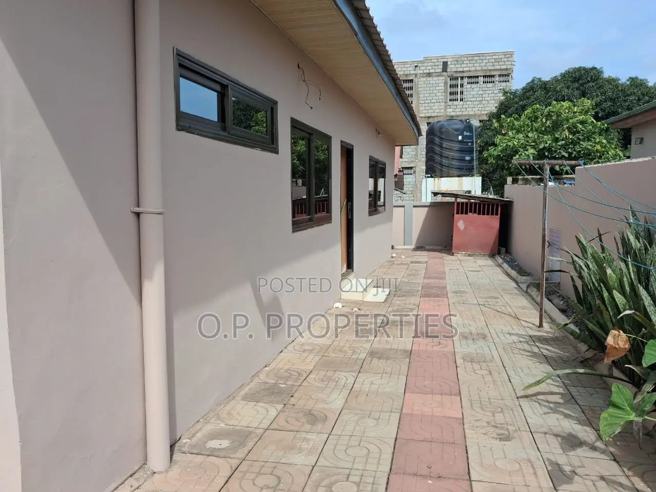 4bdrm House in Kwabenya Hills, Accra Metropolitan for sale
