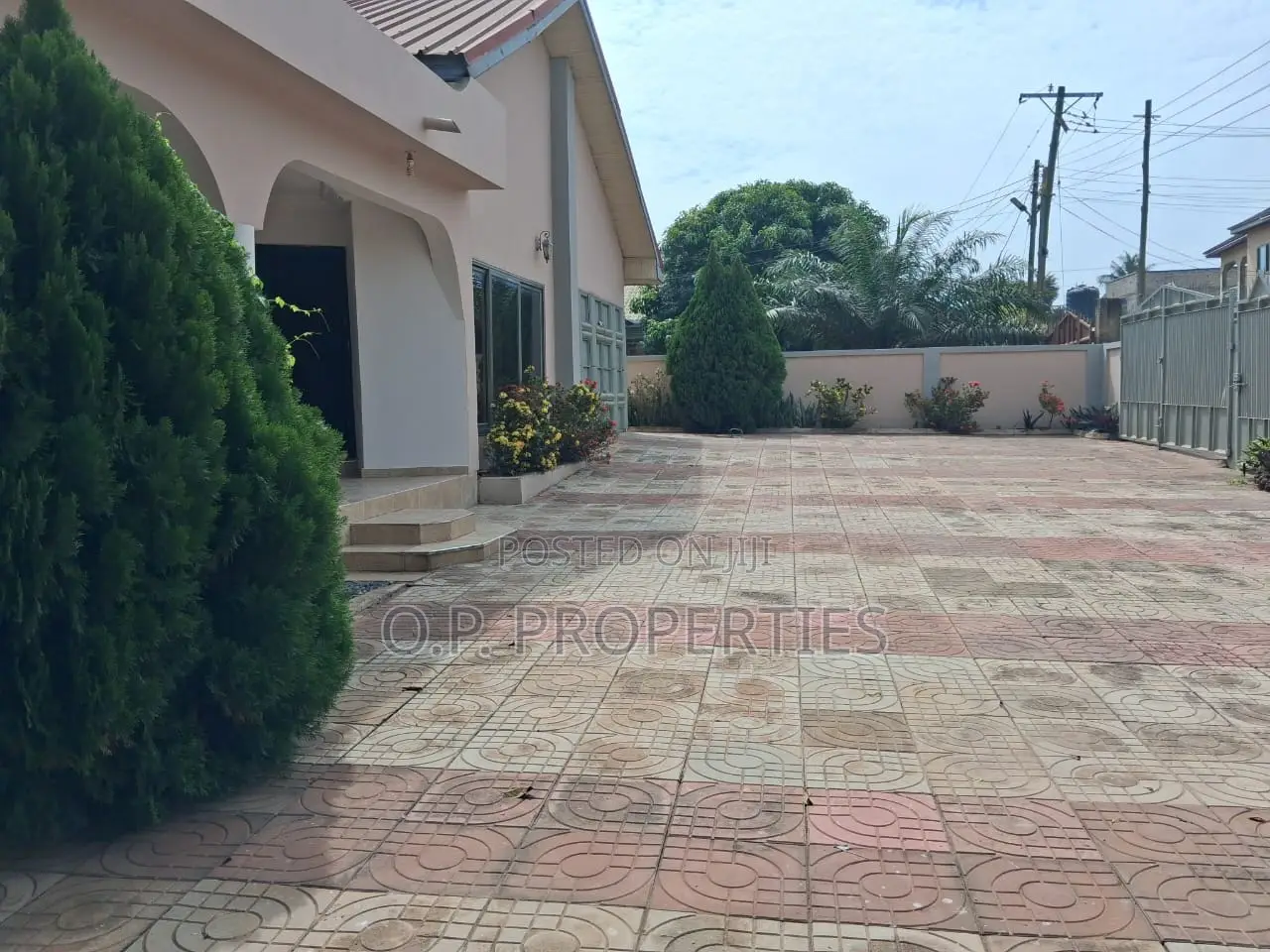 4bdrm House in Kwabenya Hills, Accra Metropolitan for sale