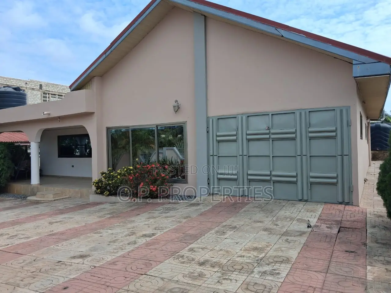 4bdrm House in Kwabenya Hills, Accra Metropolitan for sale