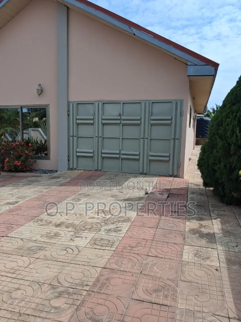 4bdrm House in Kwabenya Hills, Accra Metropolitan for sale