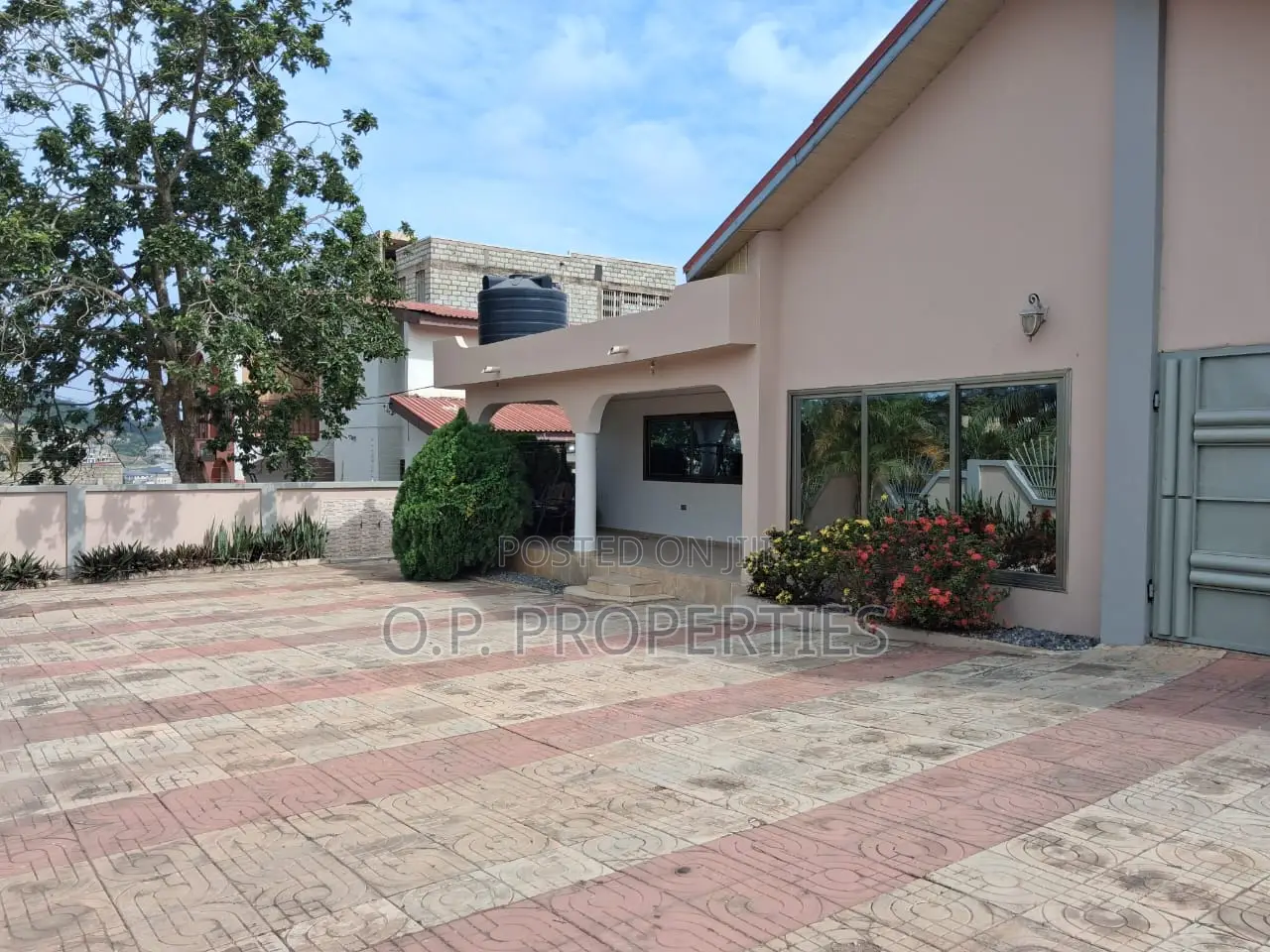 4bdrm House in Kwabenya Hills, Accra Metropolitan for sale