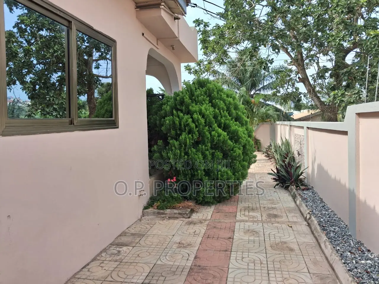 4bdrm House in Kwabenya Hills, Accra Metropolitan for sale