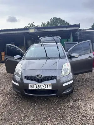 Toyota Vitz 1.3 AWD 5dr 2011 Gray