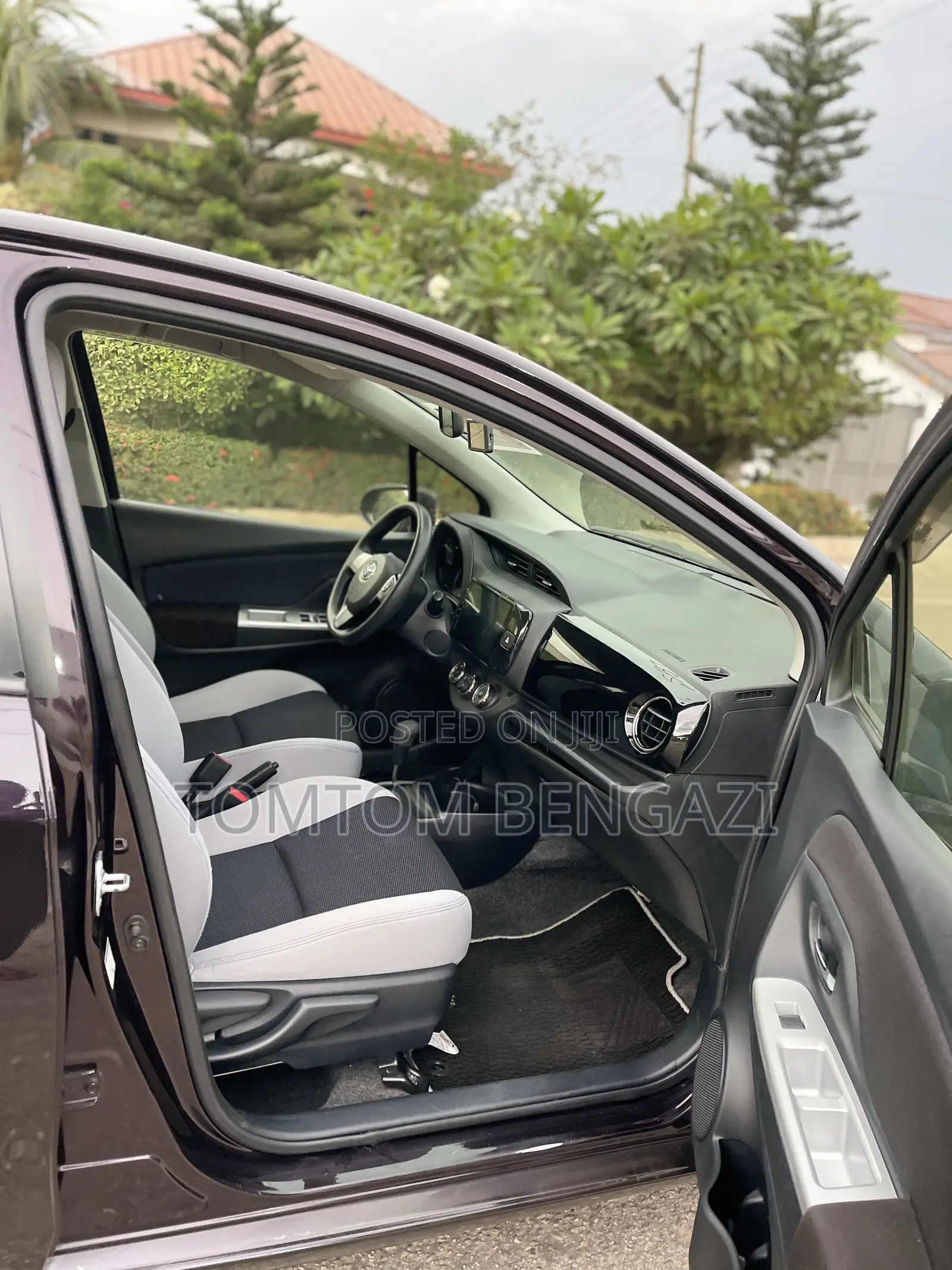 Toyota Vitz 1.3 FWD 5dr 2015 Burgundy