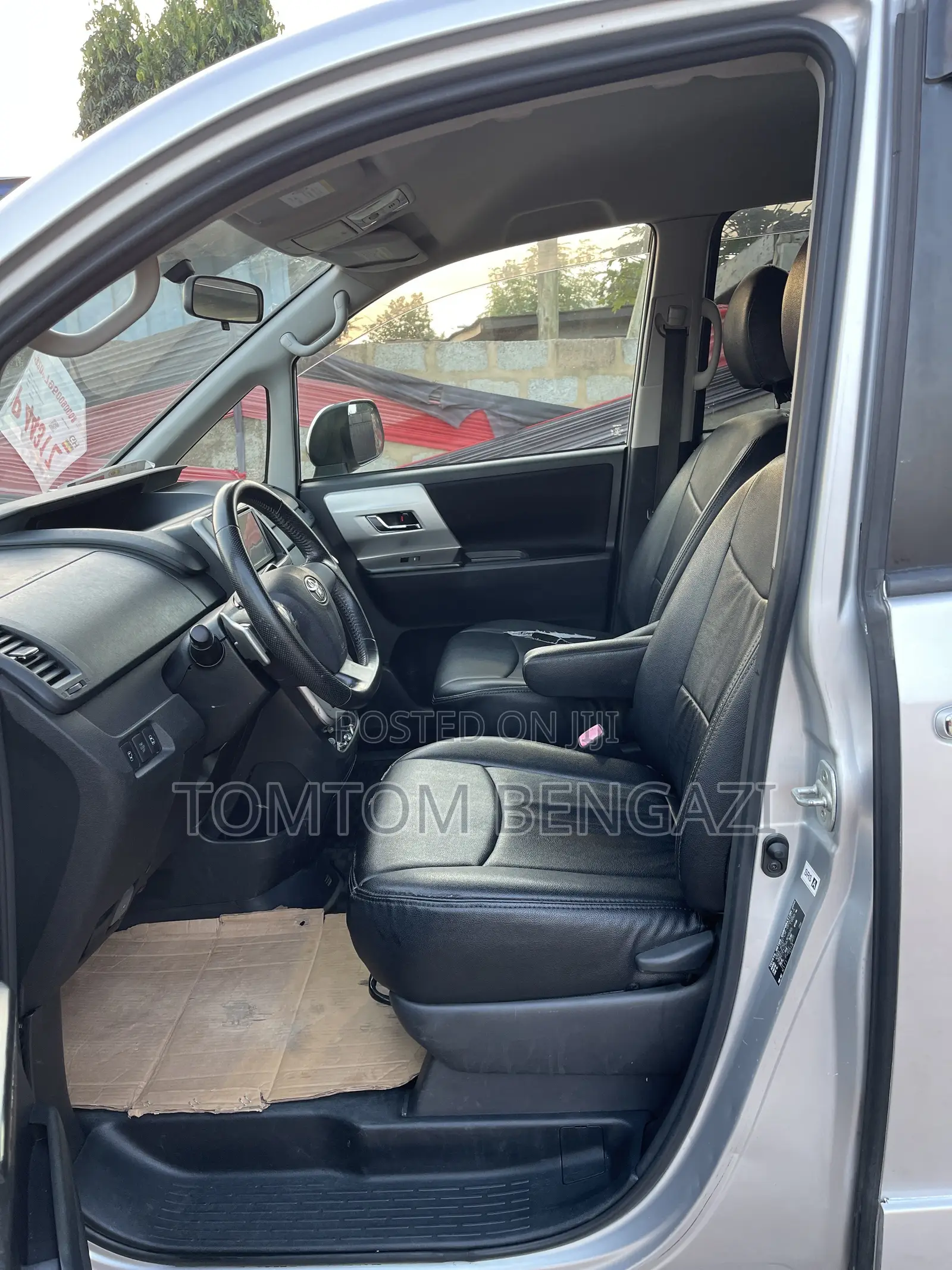 Toyota Voxy V 2WD 8-Seater 2011 Silver