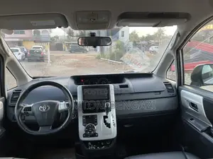 Toyota Voxy V 2WD 8-Seater 2011 Silver