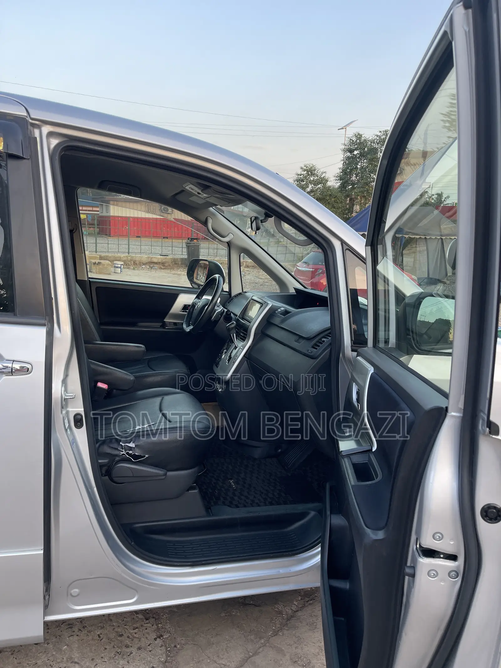 Toyota Voxy V 2WD 8-Seater 2011 Silver