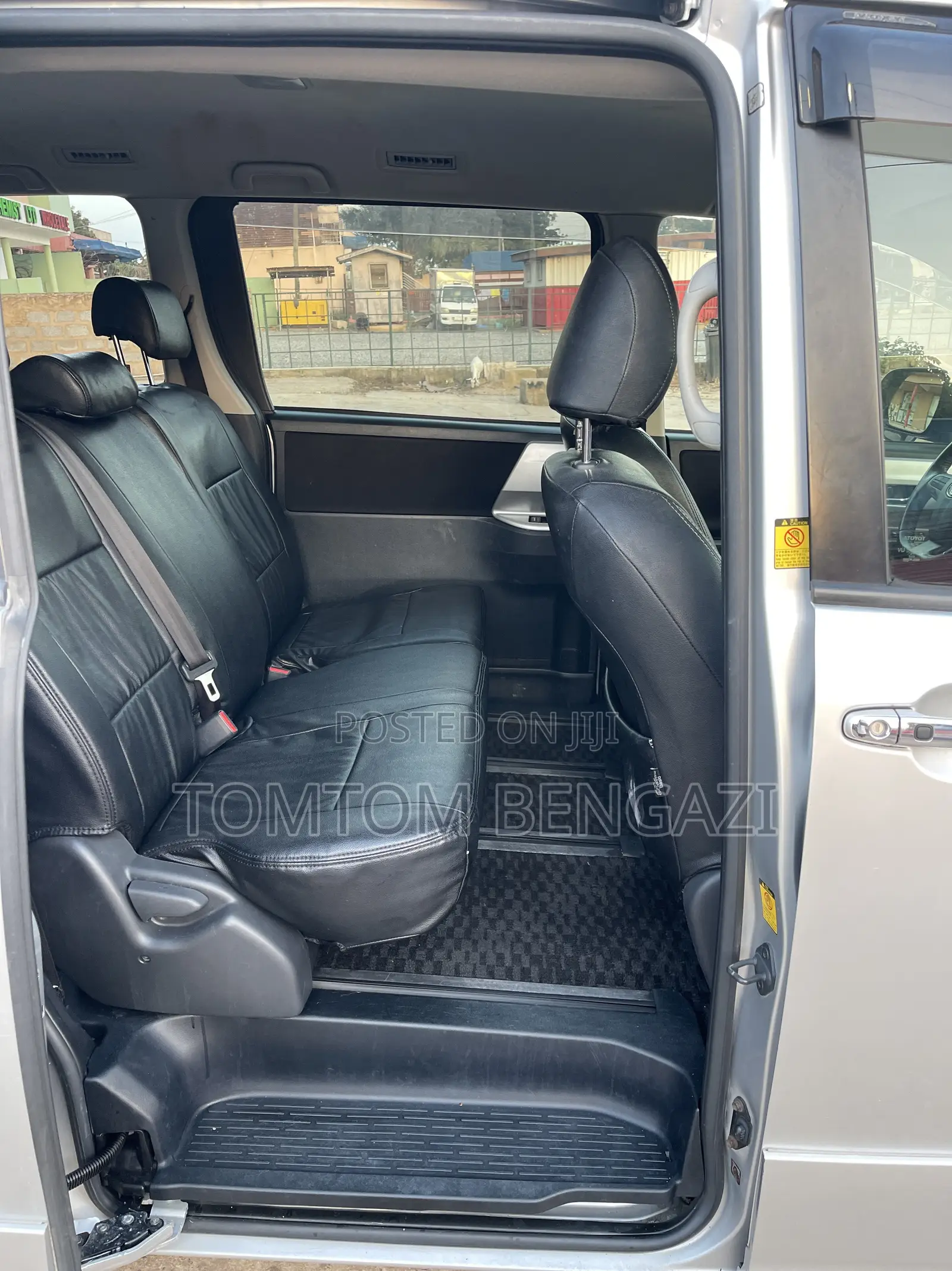 Toyota Voxy V 2WD 8-Seater 2011 Silver