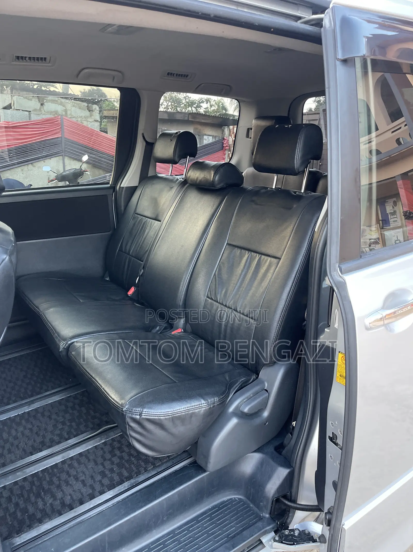 Toyota Voxy V 2WD 8-Seater 2011 Silver