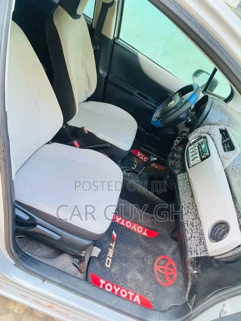 Toyota Vitz 2012 Silver