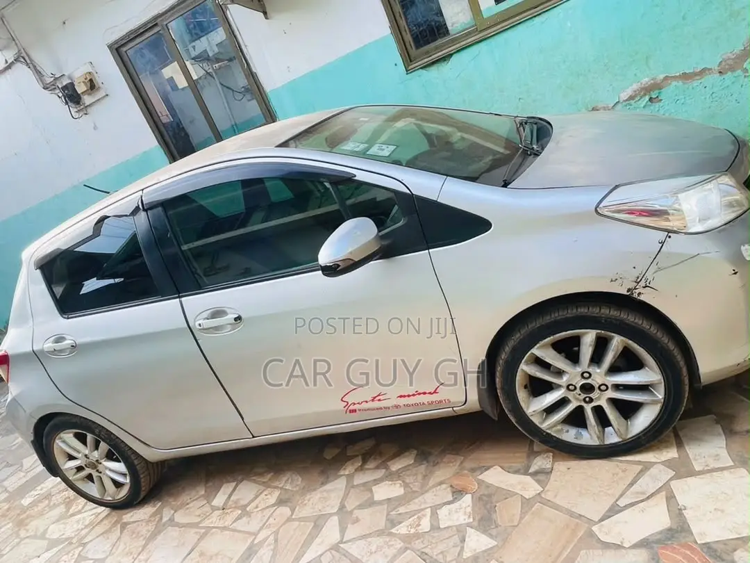 Toyota Vitz 2012 Silver