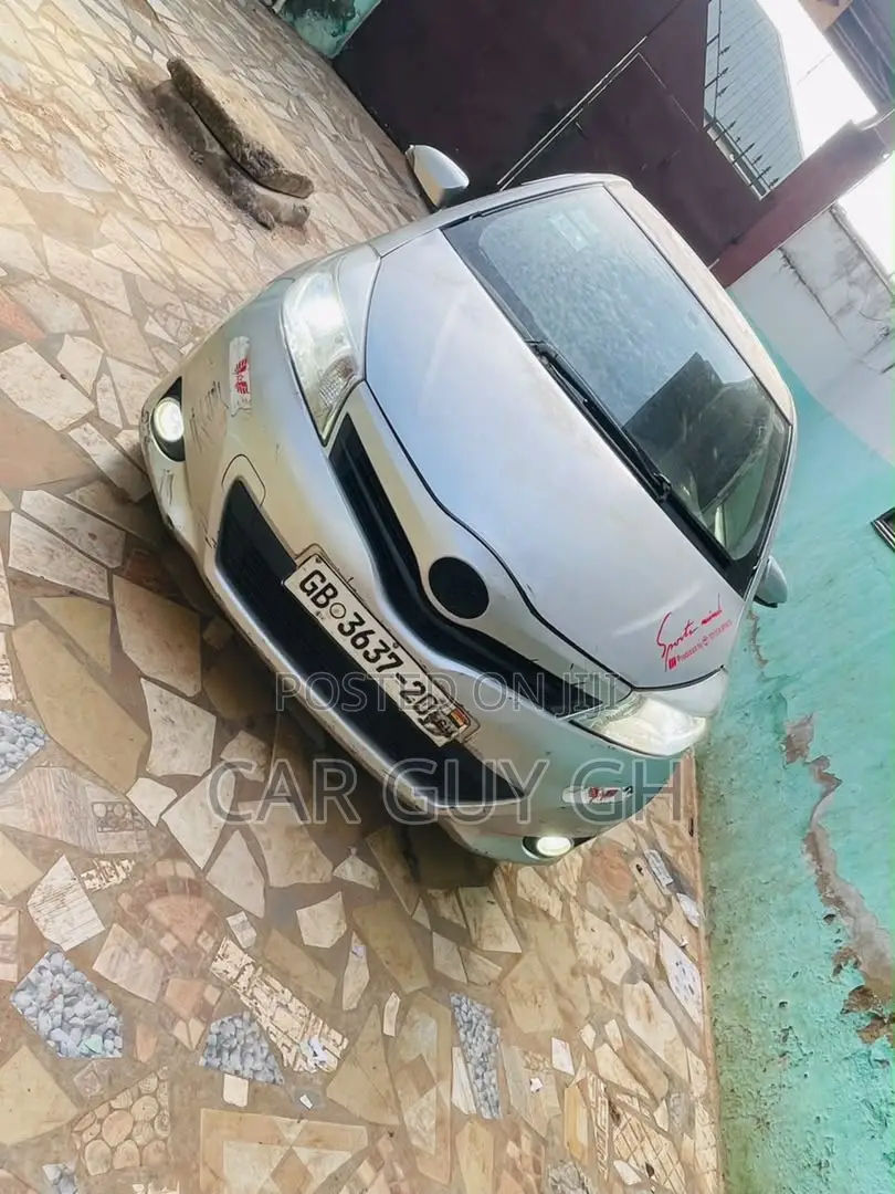 Toyota Vitz 2012 Silver