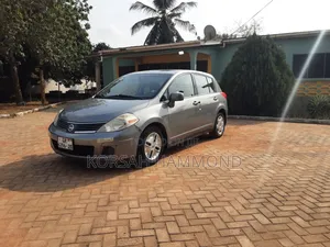 Nissan Versa 1.8 S Hatchback 2011 Gray
