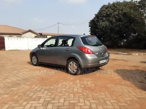 Nissan Versa 1.8 S Hatchback 2011 Gray