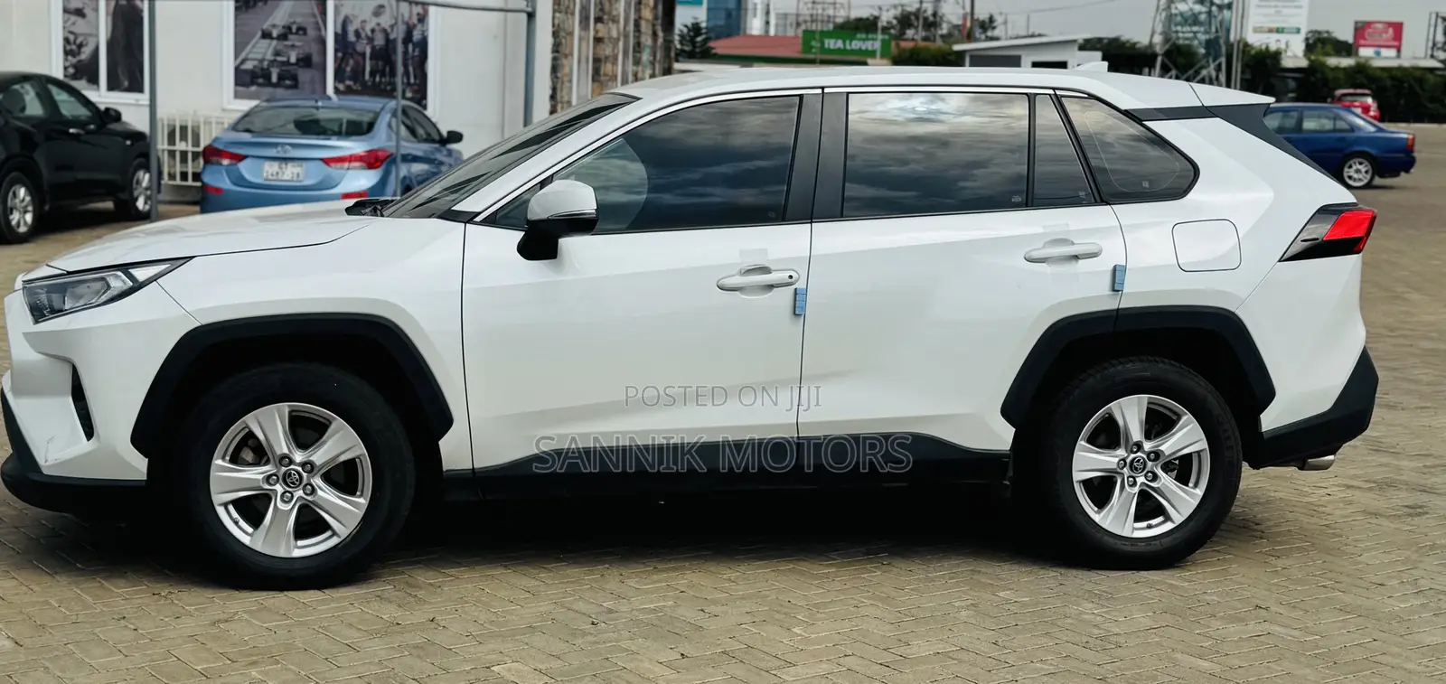 Toyota RAV4 LE AWD 2023 White