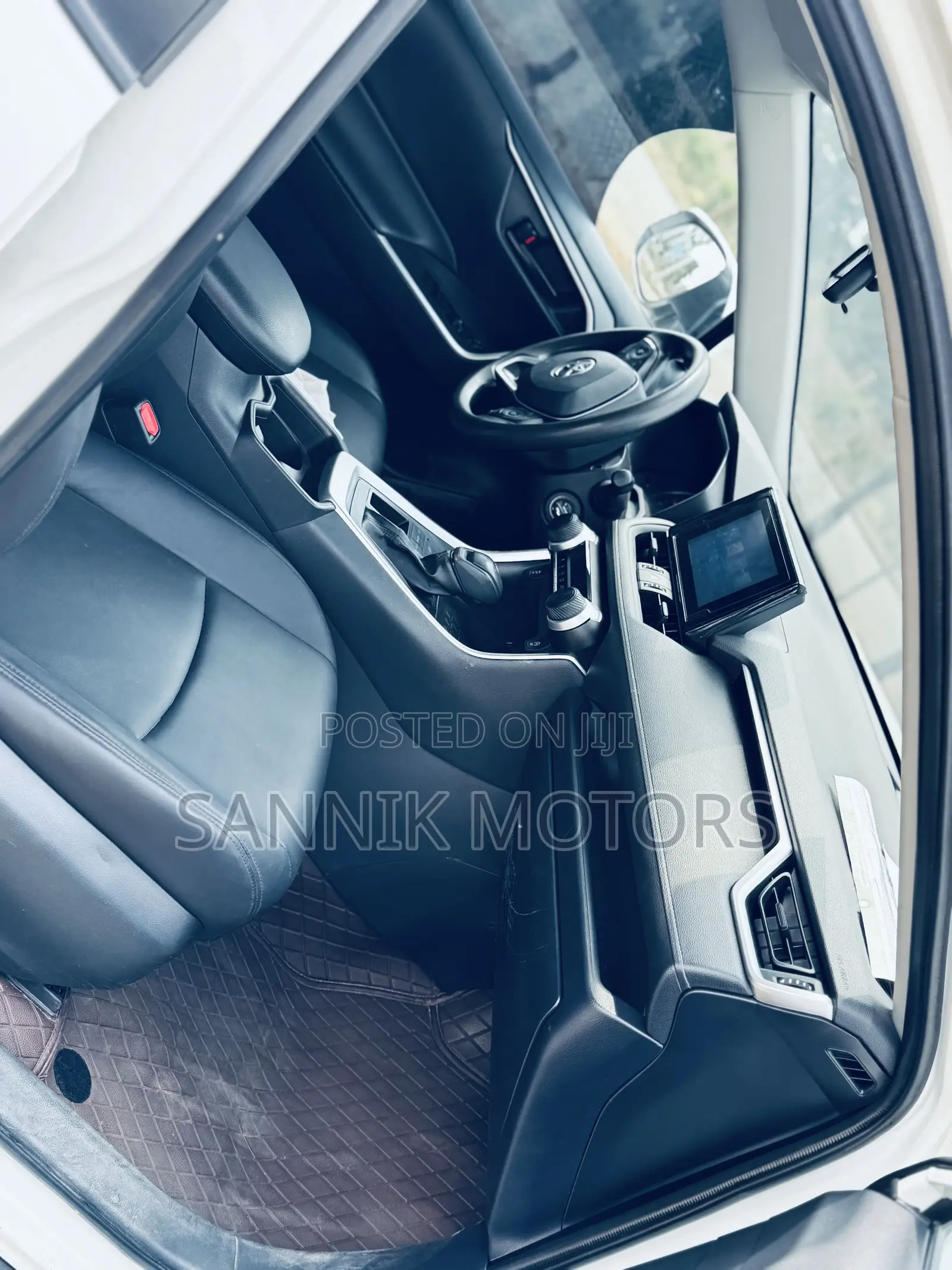 Toyota RAV4 LE AWD 2023 White