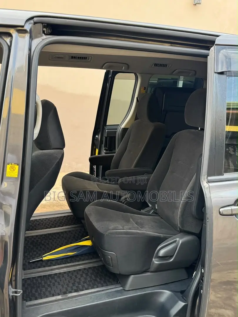 Toyota Voxy 2013 Gray
