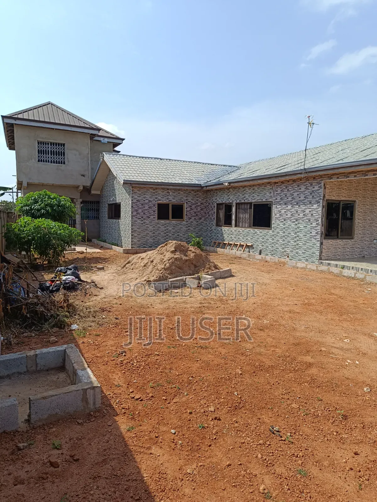 9bdrm House in New Land Estate, Peace Clinic Area for sale