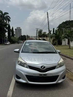 Toyota Vitz 2014 Silver