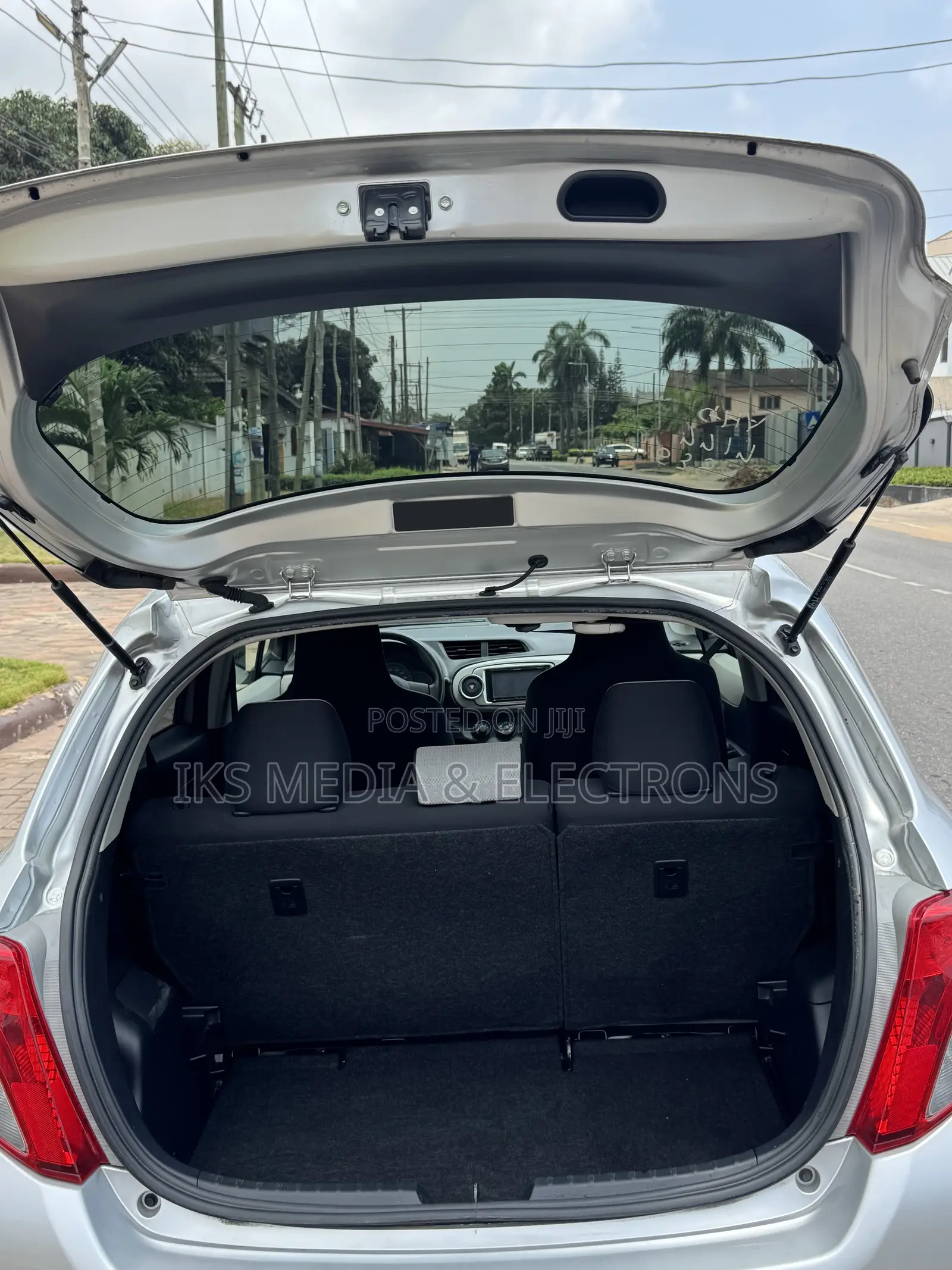 Toyota Vitz 2014 Silver