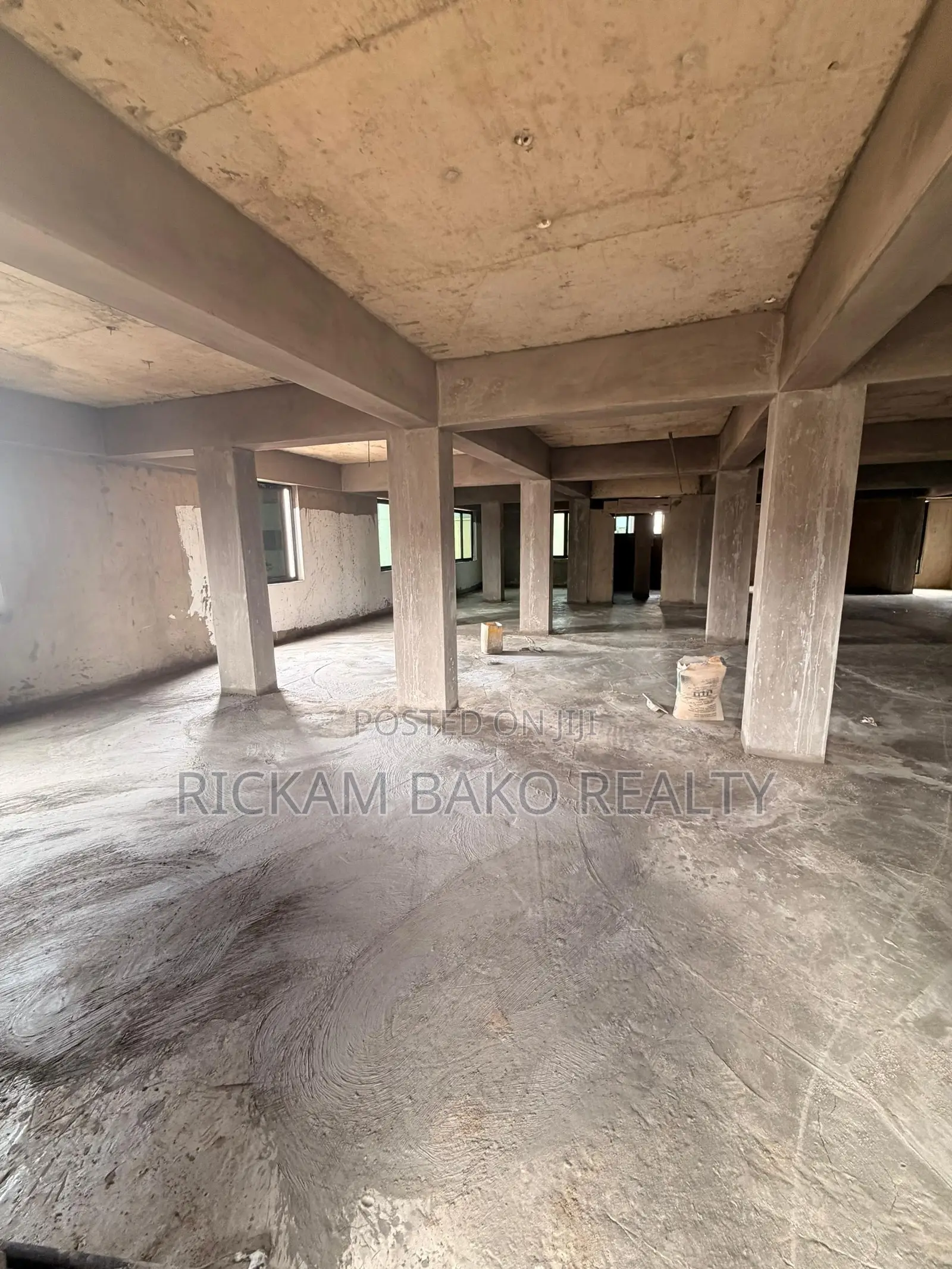 Commercial Spaces Available for Rent in Sakumono Close to the Road.
