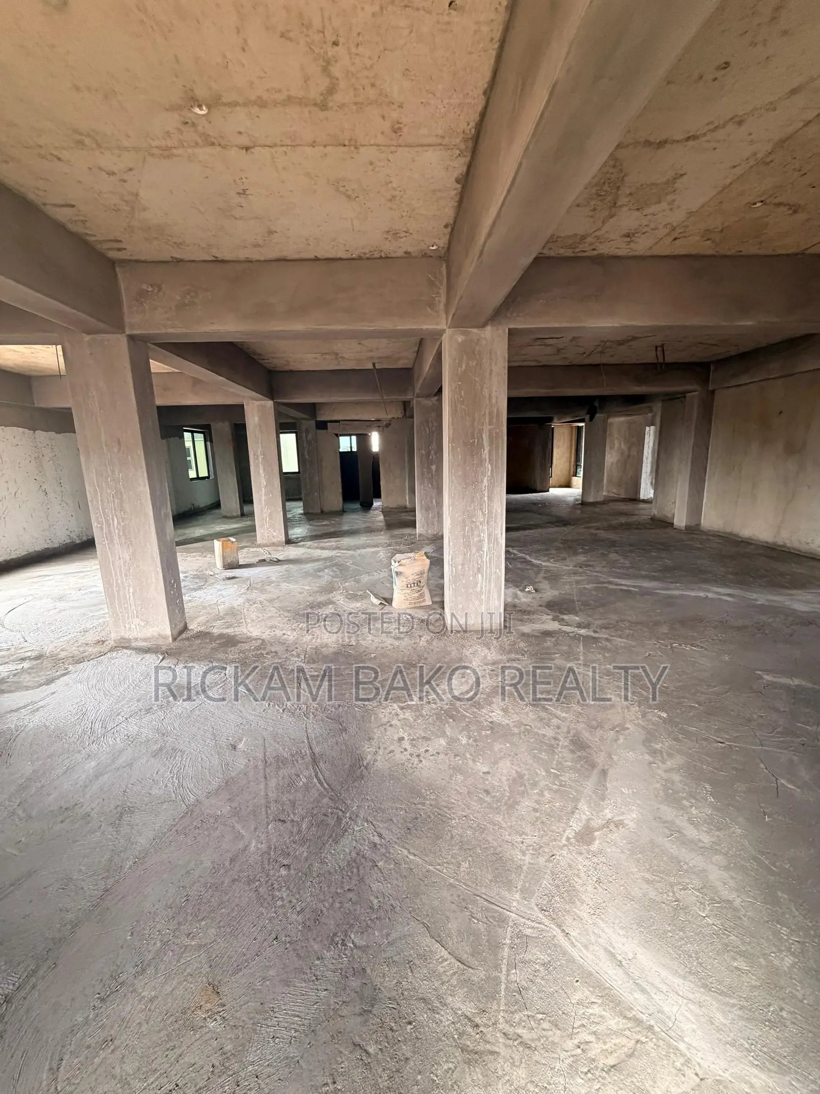 Commercial Spaces Available for Rent in Sakumono Close to the Road.