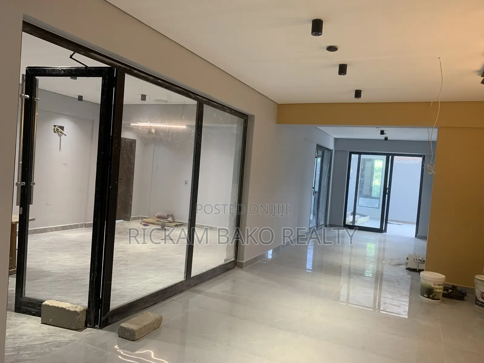Commercial Spaces Available for Rent in Sakumono Close to the Road.