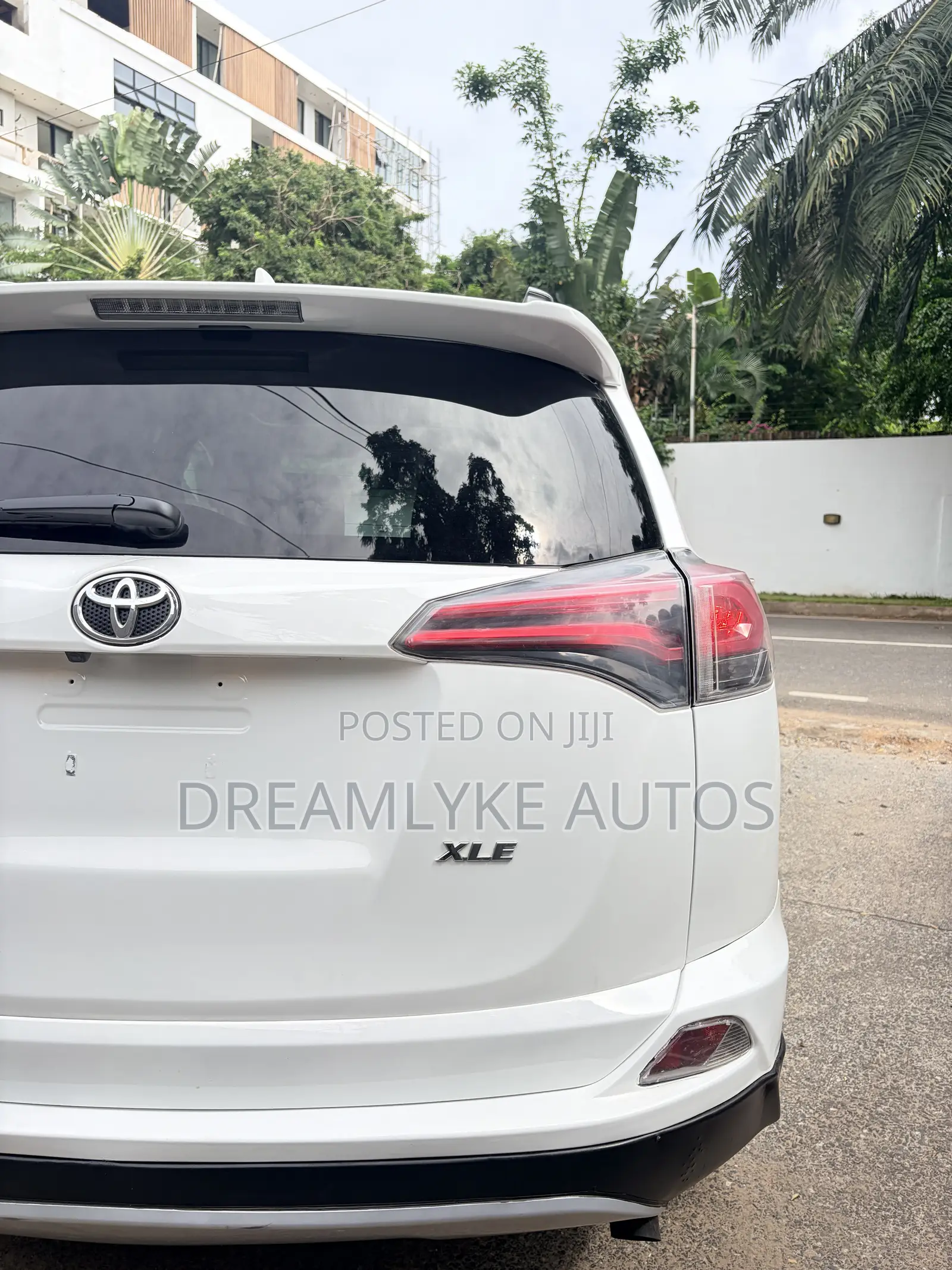 Toyota RAV4 XLE 4dr SUV AWD (2.5L 4cyl 6A) 2018 White