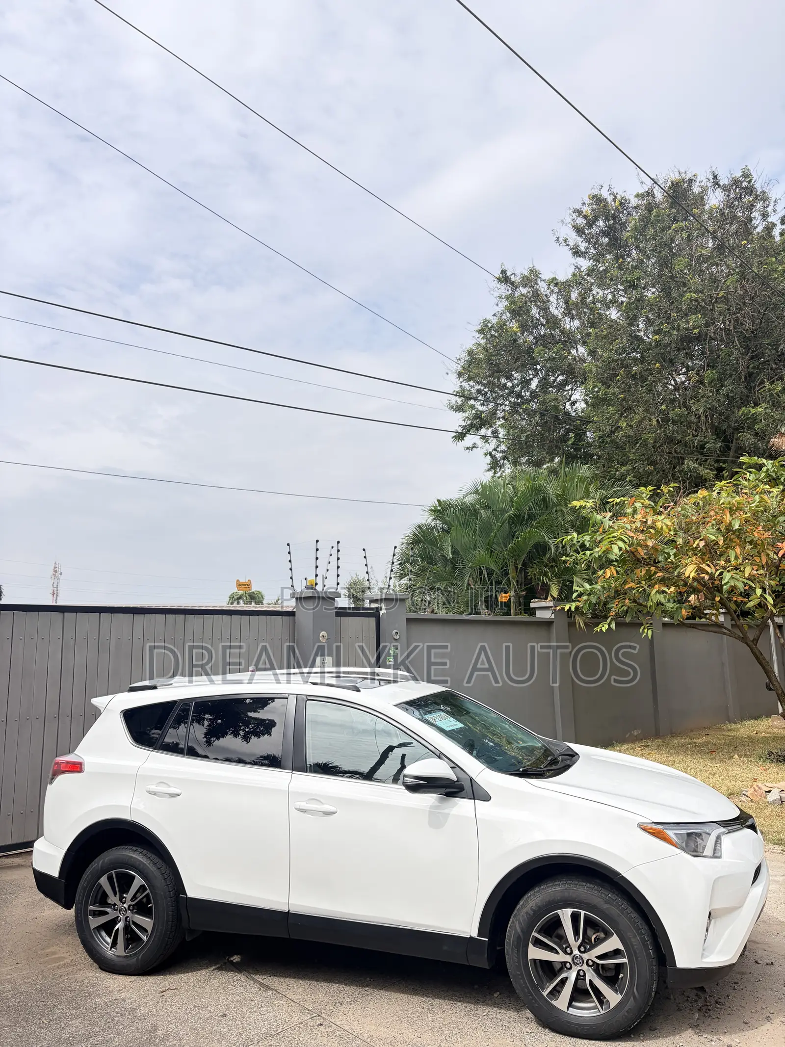 Toyota RAV4 XLE 4dr SUV AWD (2.5L 4cyl 6A) 2018 White
