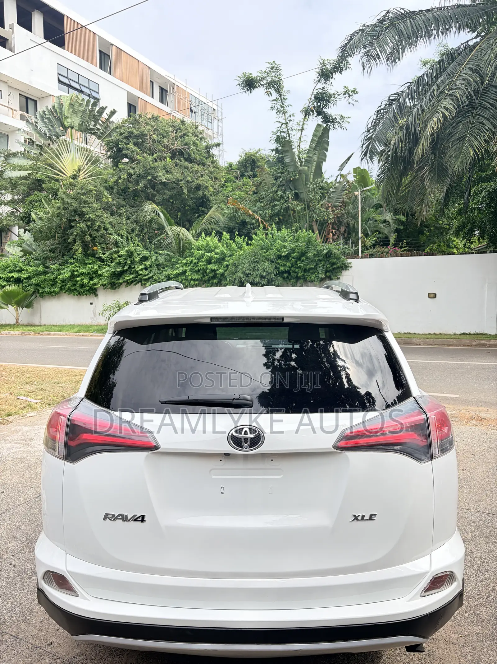 Toyota RAV4 XLE 4dr SUV AWD (2.5L 4cyl 6A) 2018 White