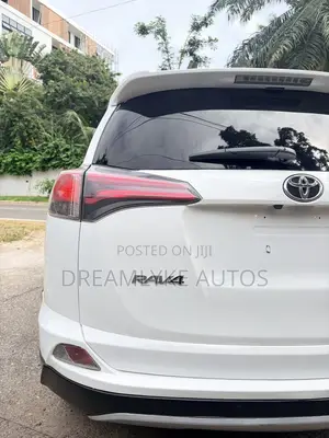Toyota RAV4 XLE 4dr SUV AWD (2.5L 4cyl 6A) 2018 White