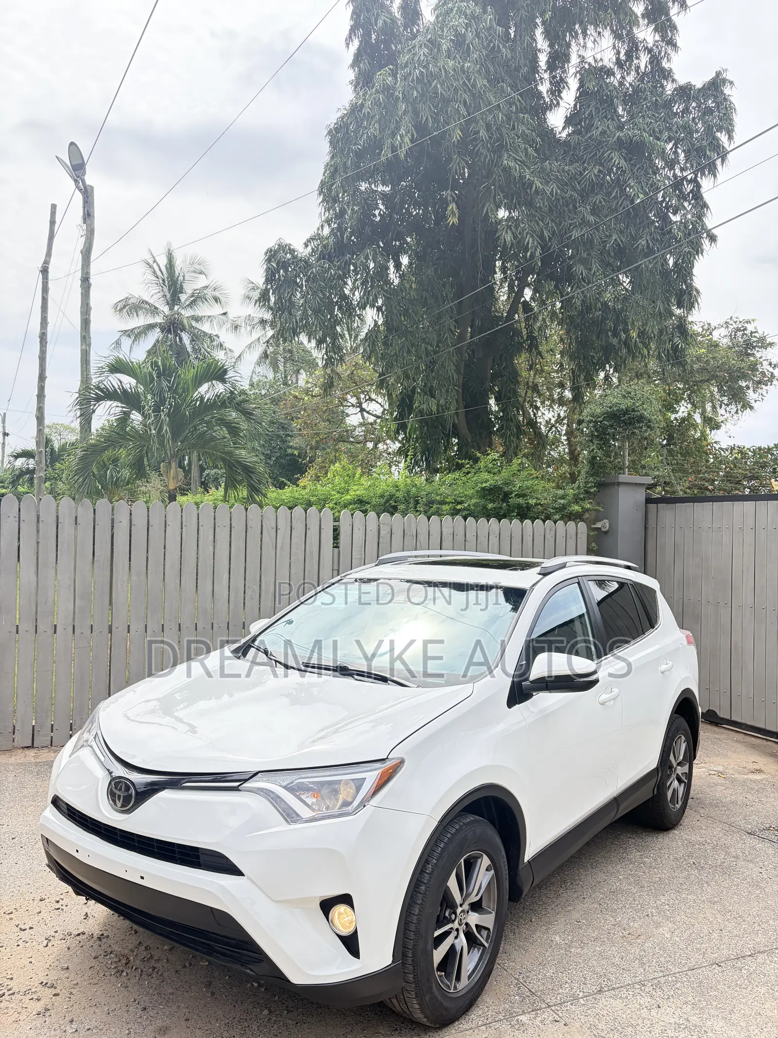 Toyota RAV4 XLE 4dr SUV AWD (2.5L 4cyl 6A) 2018 White