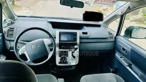 Toyota Voxy V 2WD 8-Seater 2013 Silver