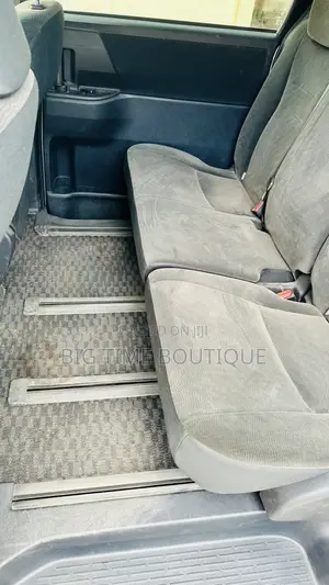 Toyota Voxy V 2WD 8-Seater 2013 Silver