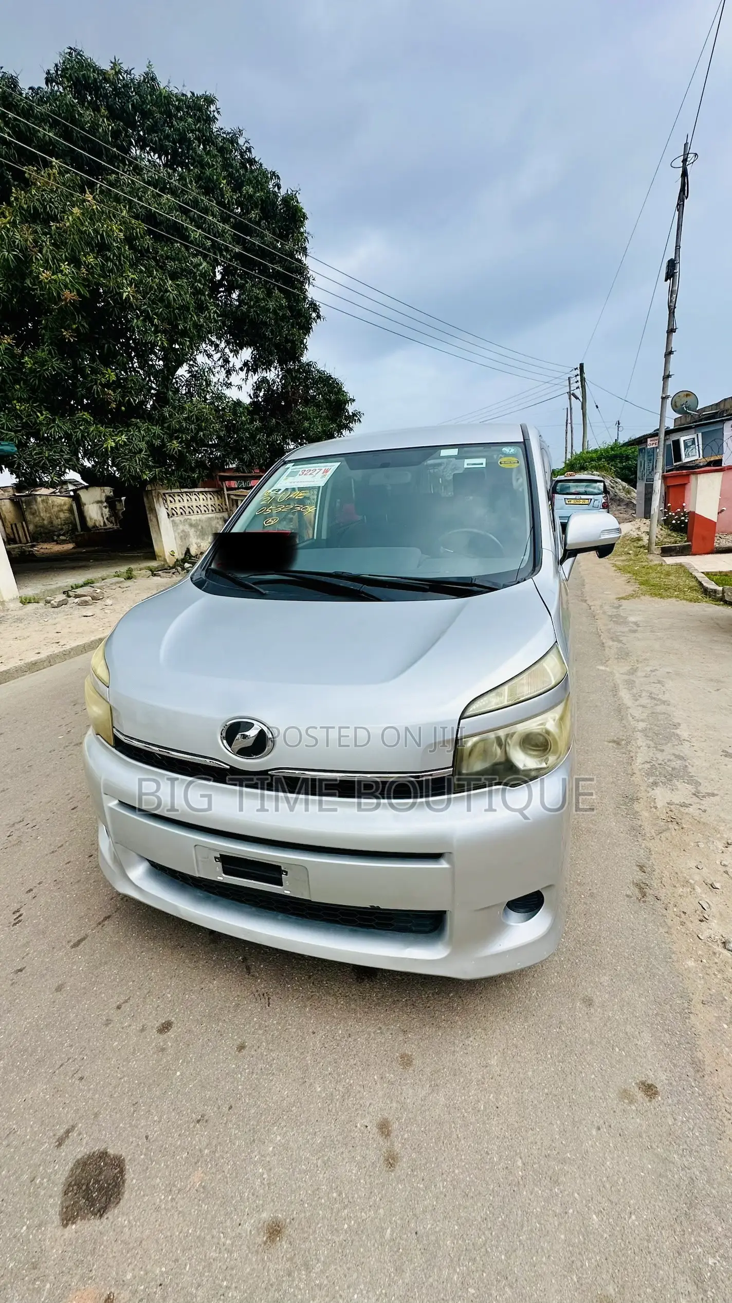 Toyota Voxy V 2WD 8-Seater 2013 Silver