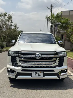 Toyota Land Cruiser LC300 2022 White