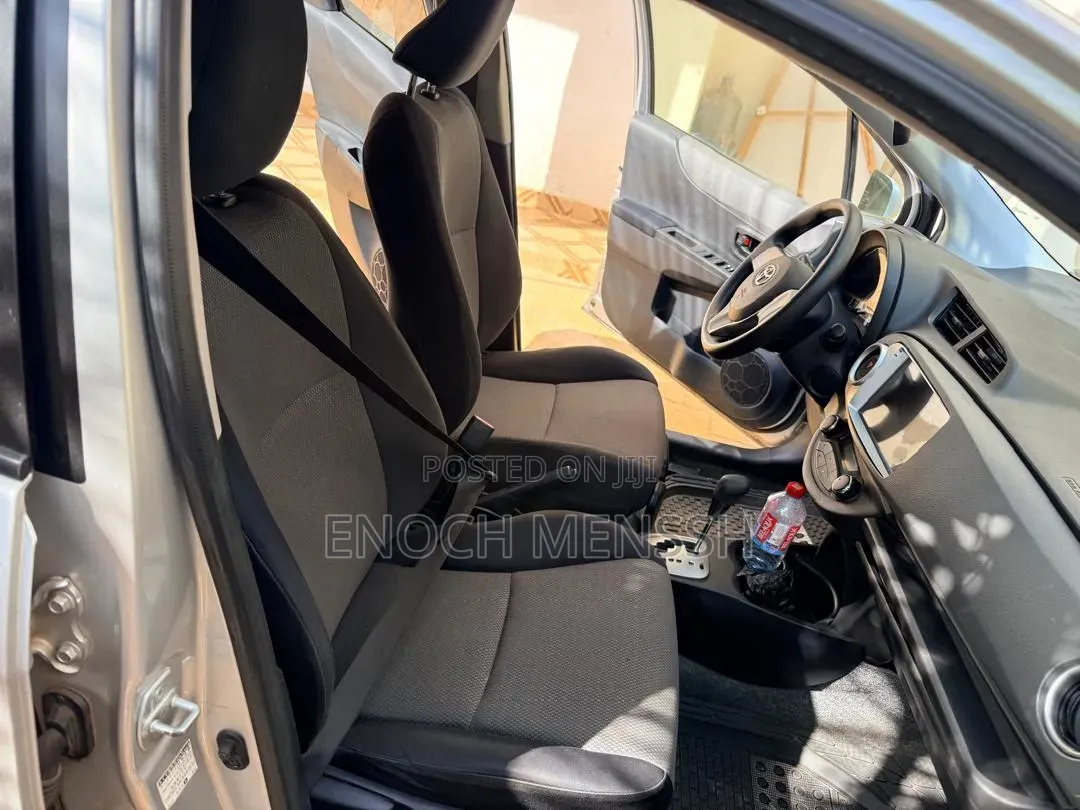Toyota Vitz 1.3 FWD 3dr 2012 Silver