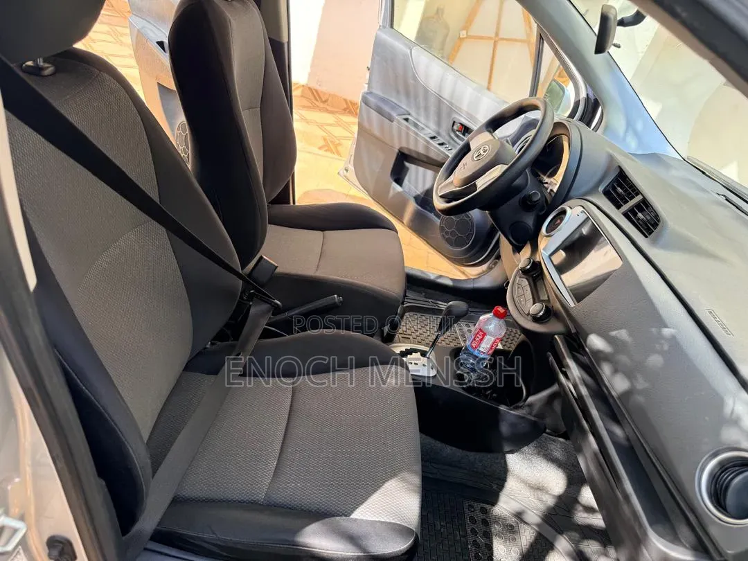 Toyota Vitz 1.3 FWD 3dr 2012 Silver
